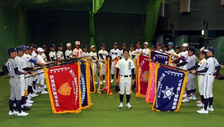 グラウンドの状態が悪く室内練習場で選手宣誓のリハーサルをする小豆島・樋本主将＝甲子園（撮影・山口登）