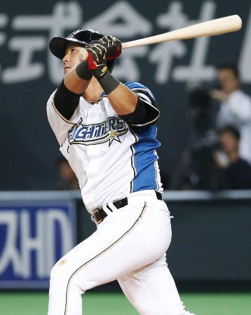 　２回、左越えに本塁打を放つ日本ハム・中田＝札幌ドーム