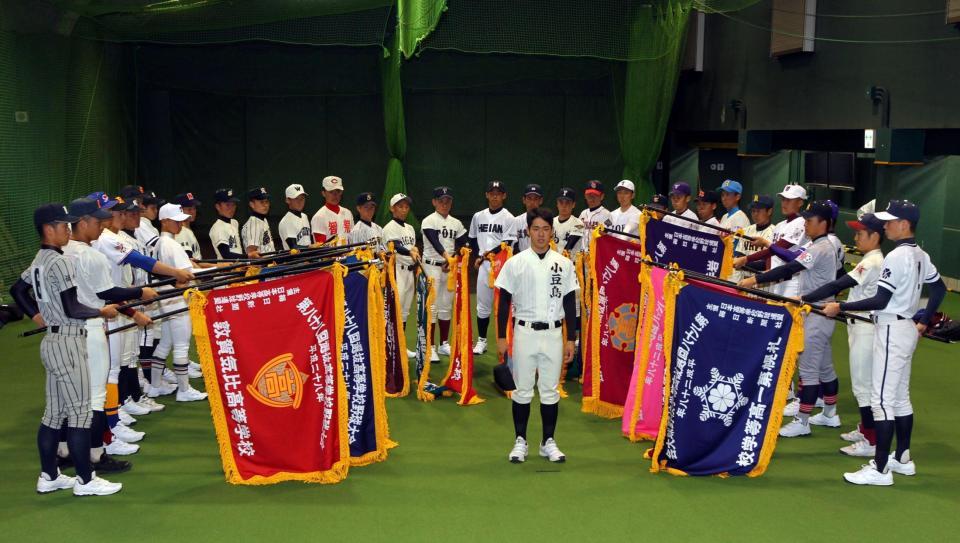 グラウンドの状態が悪く室内練習場で選手宣誓のリハーサルをする小豆島・樋本主将＝甲子園（撮影・山口登）