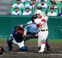 ４回智弁無死二、三塁、左前２点適時打を放つ大橋＝甲子園（撮影・持木克友）