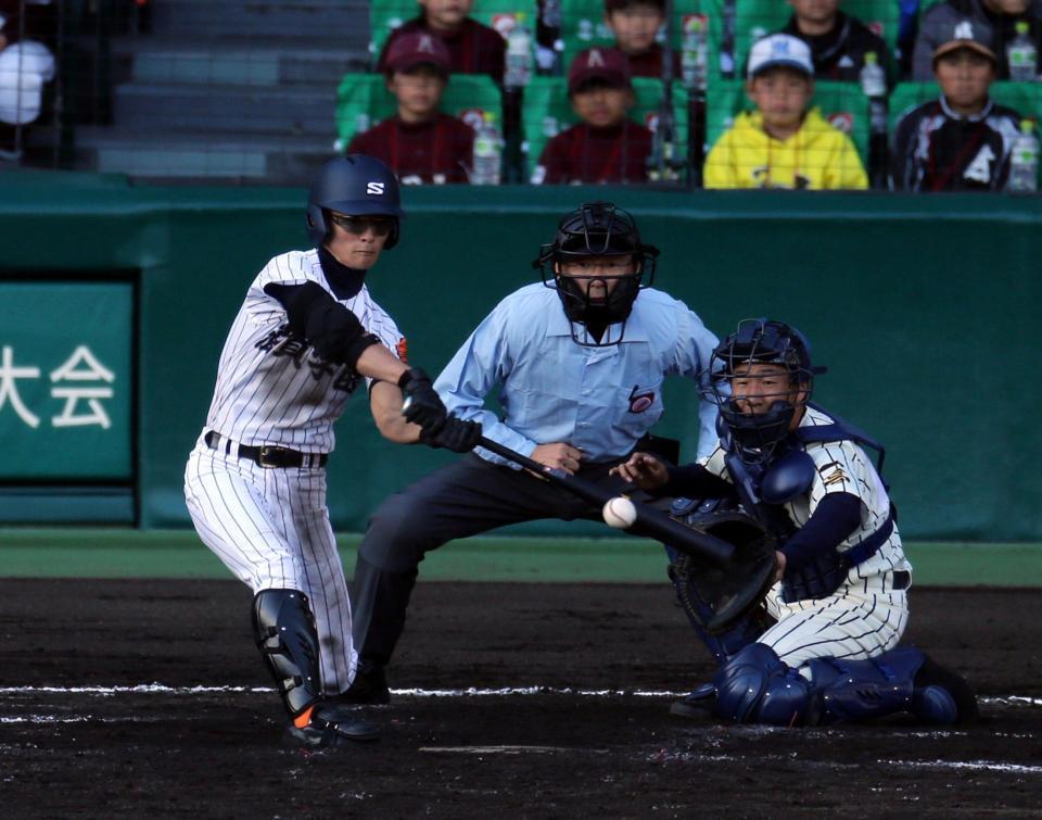 ２回滋賀学園２死二塁、右前適時打を放つ井川＝甲子園（撮影・山口登）