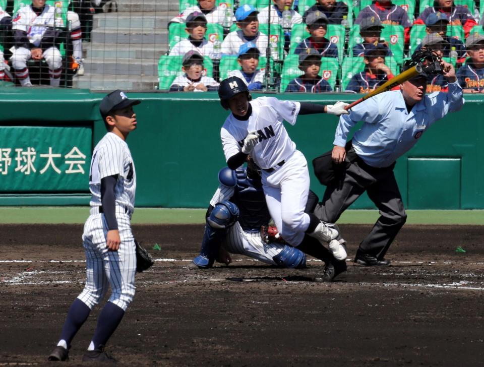 ３回龍谷大平安１死、左越えにソロを放つ龍谷大平安・橋本（投手　明徳義塾・中野）＝甲子園（撮影・山口登）