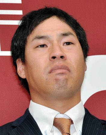 　９日、涙を浮かべ野球賭博について謝罪した高木京