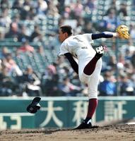 帽子を飛ばし力投する大阪桐蔭・高山＝甲子園（撮影・佐々木彰尚）