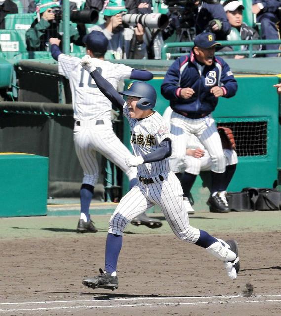 明石商、公立校の意地だ バント革命で初勝利