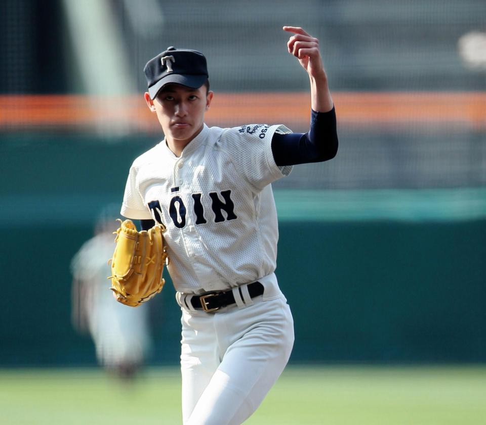 １回、スイングをアピールする大阪桐蔭・高山＝甲子園（撮影・北村雅宏）