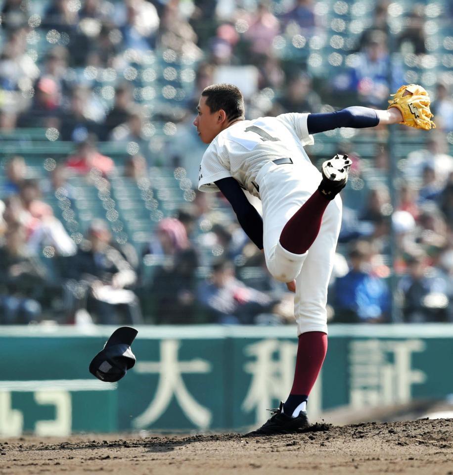 帽子を飛ばし力投する大阪桐蔭・高山＝甲子園（撮影・佐々木彰尚）