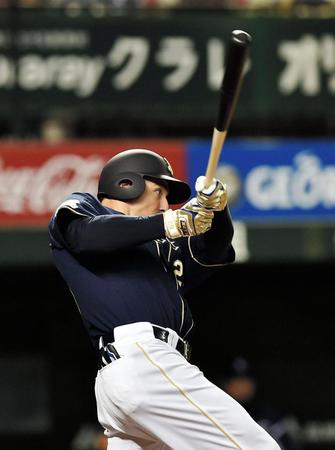 ４回オリックス無死満塁、先制の左前２点適時打を放ったボグセビック＝西武プリンスドーム（撮影・園田高夫）