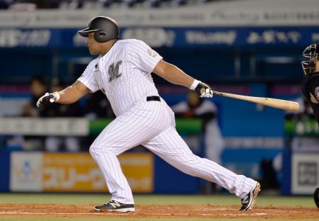 　１回ロッテ２死三塁、デスパイネが先制の中前打を放つ＝ＱＶＣ