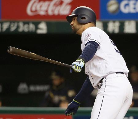 　７回西武２死二塁、メヒアが中前に同点打を放つ＝西武プリンスドーム