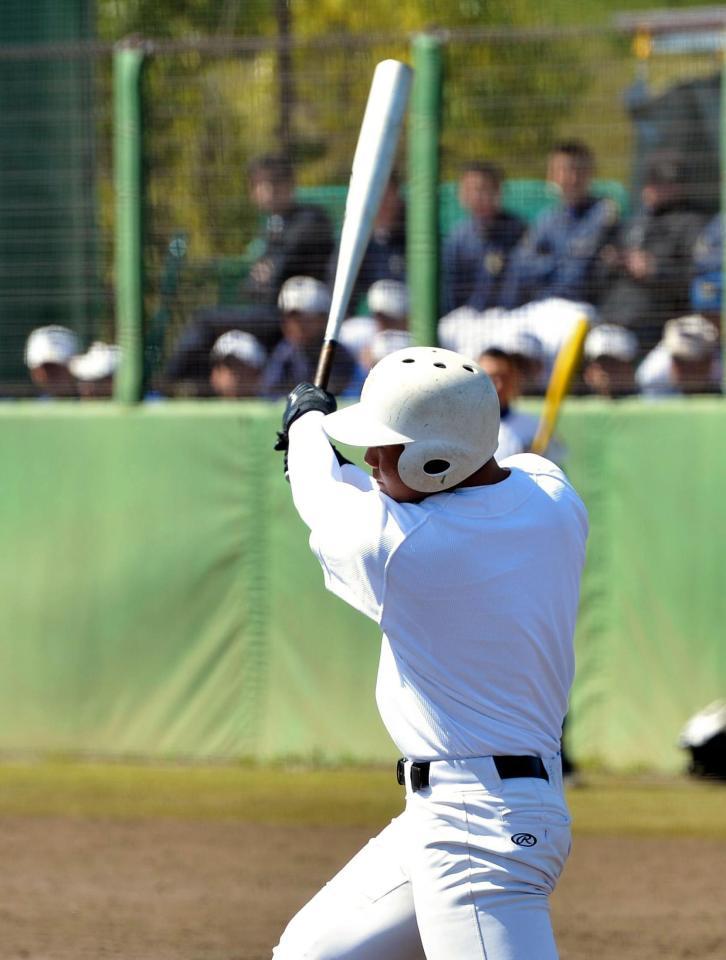 ６回早実２死一塁、清宮幸太郎は両校ナインが注目する中、右越え２ランを放つ＝東京都八王子市の王貞治記念グラウンド（撮影・西岡正）