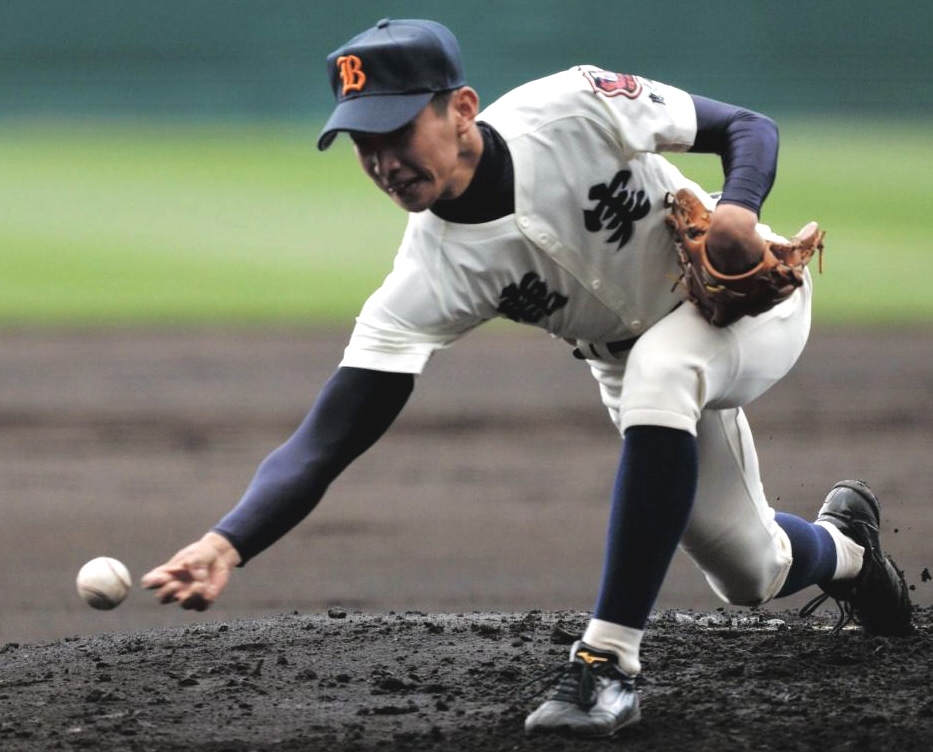 智弁学園打線相手に好投する鹿児島実業・谷村＝甲子園（撮影・佐々木彰尚）