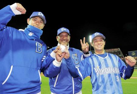 　ウイニングボールを手に初勝利を喜ぶ（左から）井納、ラミレス監督、柴田（撮影・吉澤敬太）