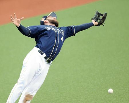 ２回、西武・山川の飛球を落球するオリックス・モレル＝西武プリンスドーム