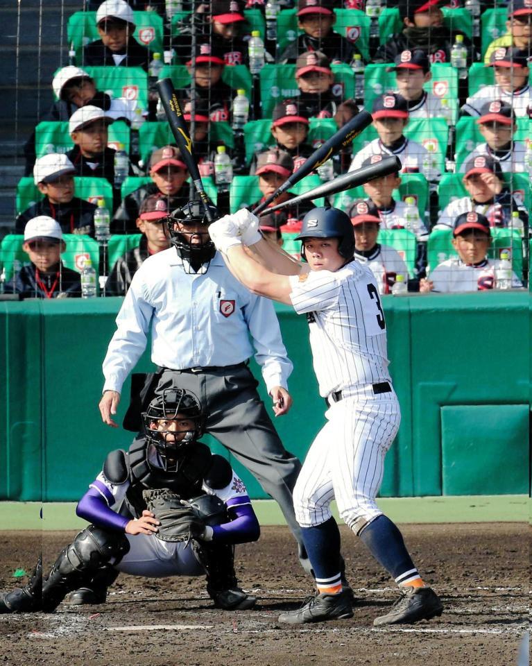 　バットを回してタイミングをとる滋賀学園・馬越（合成写真）
