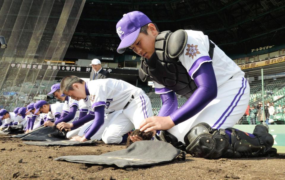 　滋賀学園に敗れ土を集める菊池智主将（右）ら釜石ナイン（撮影・佐々木彰尚）