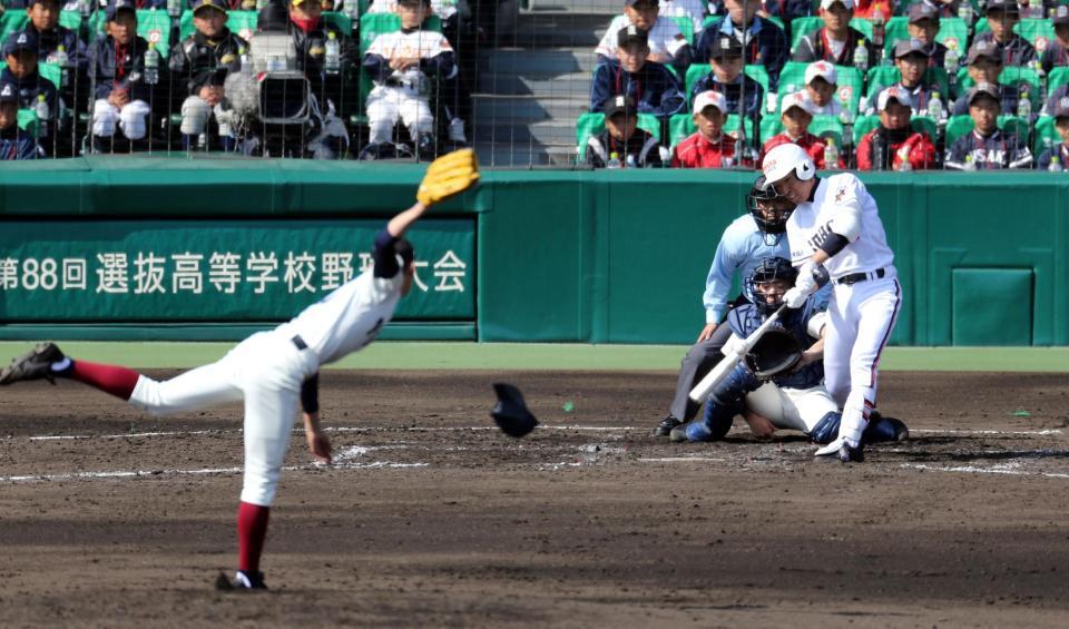 ３回木更津総合１死満塁、木更津総合・小池が左前に逆転適時打を放つ（投手　大阪桐蔭・高山、捕手　大阪桐蔭・栗林）＝甲子園（撮影・山口登）