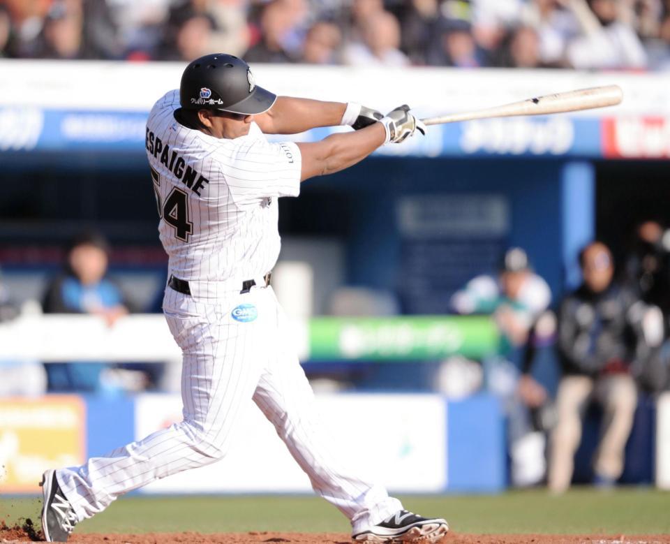 ６回、勝ち越しの中越え適時二塁打を放つデスパイネ＝ＱＶＣマリンフィールド