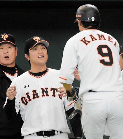 　２回、小林誠の適時打で生還した亀井を笑顔で迎える高橋監督（撮影・堀内翔）