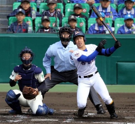 １回秀岳館、松尾が３ランを放つ＝甲子園（撮影・山口登）