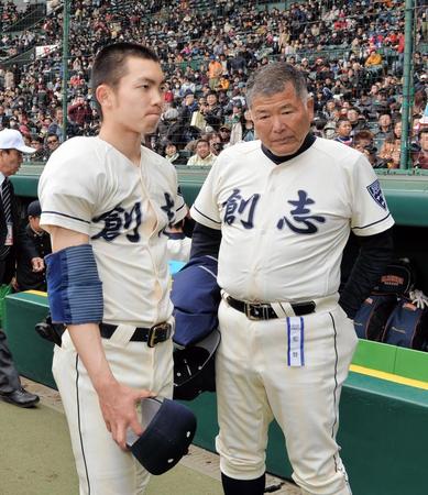 高松商業に敗れた創志学園・長澤監督（右）と高田＝甲子園（撮影・佐々木彰尚）