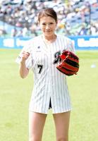 始球式を前にファイティングポーズを決める高野人母美＝ＱＶＣマリンフィールド（撮影・開出牧）