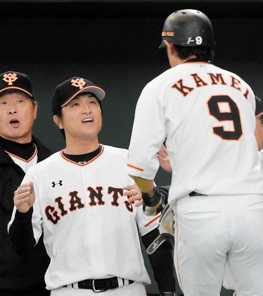 　２回、小林誠の適時打で生還した亀井を笑顔で迎える高橋監督（撮影・堀内翔）