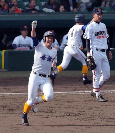 ９回裏秀岳館２死一、二塁、堀江航平は中越えにサヨナラ打を放ち高々とガッツポーズ＝甲子園（撮影・佐藤厚）