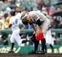 延長１２回龍谷大平安２死満塁、龍谷大平安・小川（左奥）にサヨナラ打を打たれうなだれる明石商・吉高＝甲子園（撮影・高部洋祐）