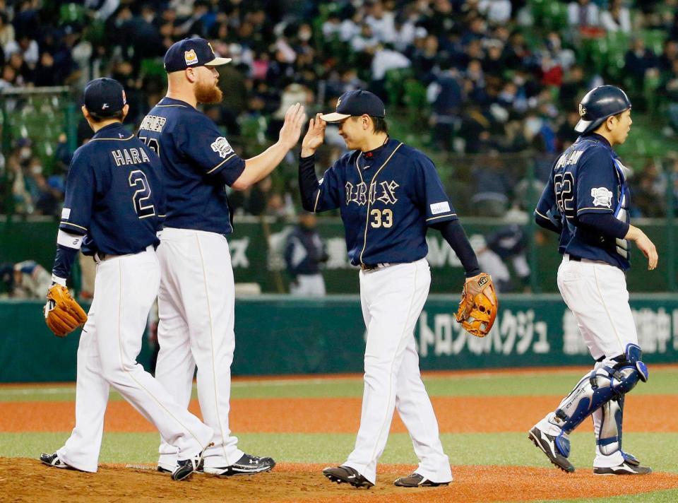 　今季初勝利を喜ぶコーディエ（左から２人目）らオリックスナイン