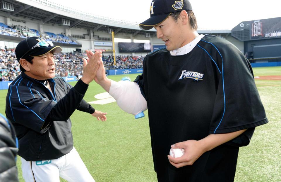 　ウイニングボールを手に栗山監督（左）とタッチを交わす有原（撮影・開出牧）