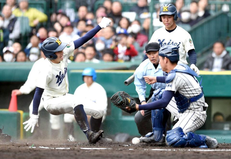 　５回、永石の右前適時打で小畑が生還（捕手・小島）