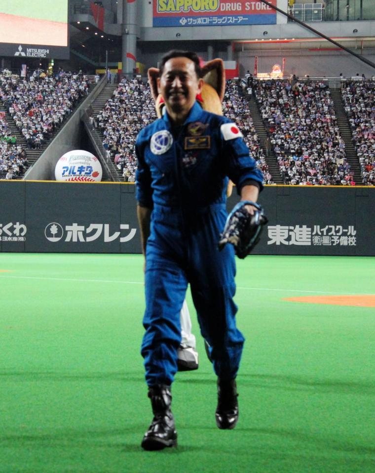 始球式後、笑顔でグラウンドをあとにする宇宙飛行士の毛利衛氏