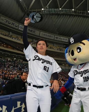 　声援に応える今季初勝利を挙げた若松