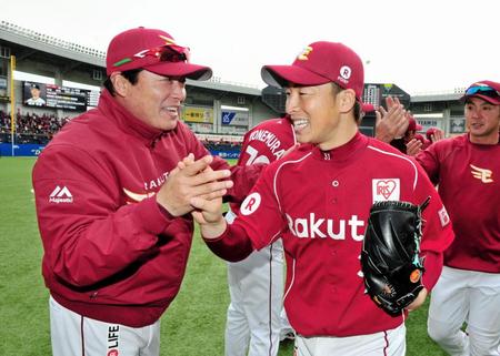 初完封の美馬学が梨田昌孝監督（左）に祝福される＝ＱＶＣマリンフィールド（撮影・園田高夫）