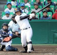 延長１１回１死一、三塁、高松商・植田響は中前に勝ち越し適時打を放つ＝甲子園（撮影・北村雅宏）