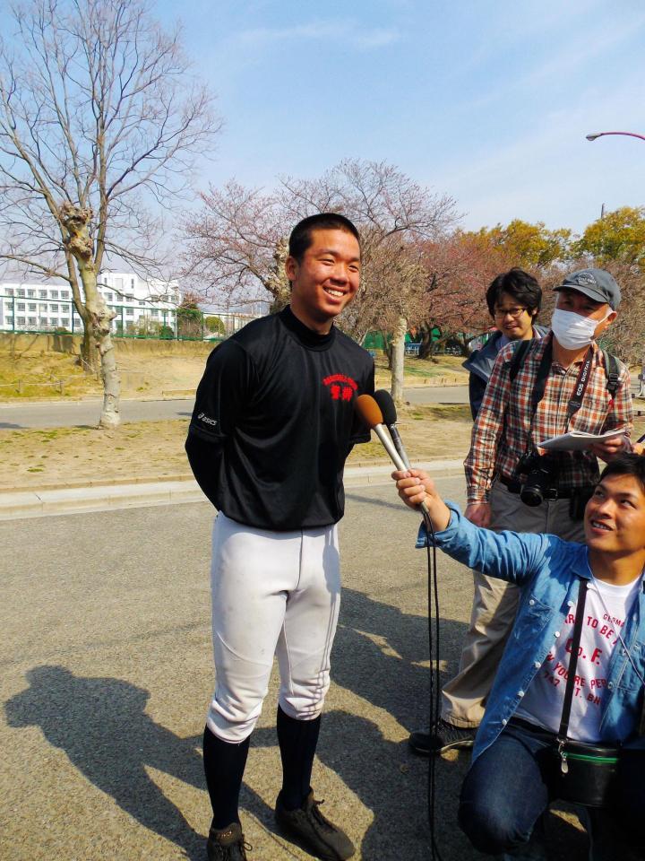 　取材に応える智弁学園・村上