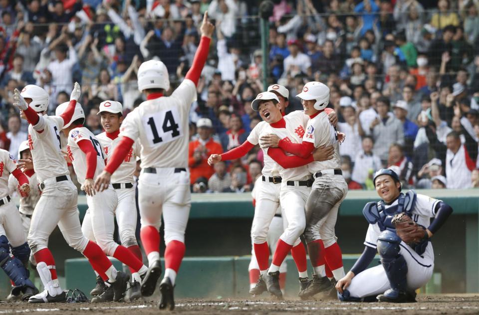 　智弁学園－高松商　11回裏、村上の二塁打で一走高橋（右から２人目）がサヨナラの生還、初優勝し喜ぶ智弁学園ナイン。捕手植田響＝甲子園