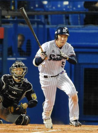 １１回ヤクルト１死二塁、川端が同点二塁打を放つ＝神宮球場（撮影・堀内翔）