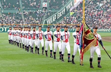 　準優勝旗を先頭に場内を行進する高松商ナイン（撮影・北村雅宏）