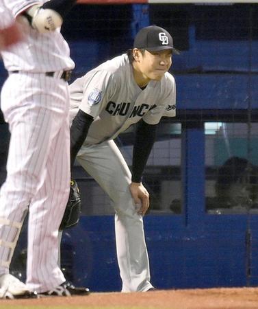 　５回、坂口の中前打で勝ち越しを許し肩を落とす大野