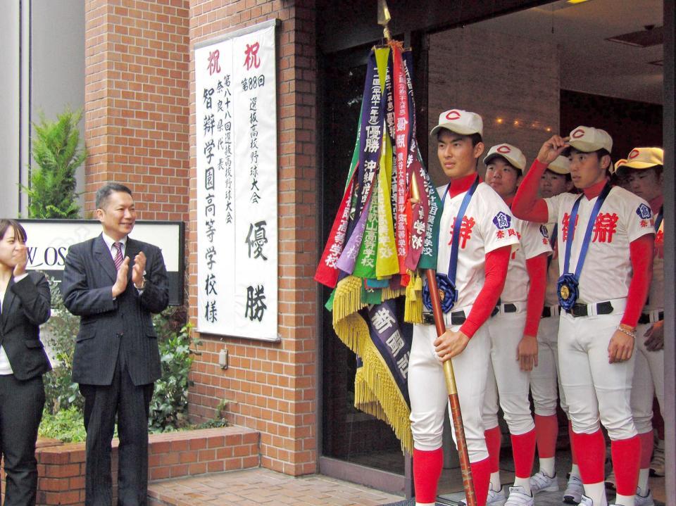 　優勝旗を手にした岡沢主将を先頭に宿舎を出る智弁学園ナイン