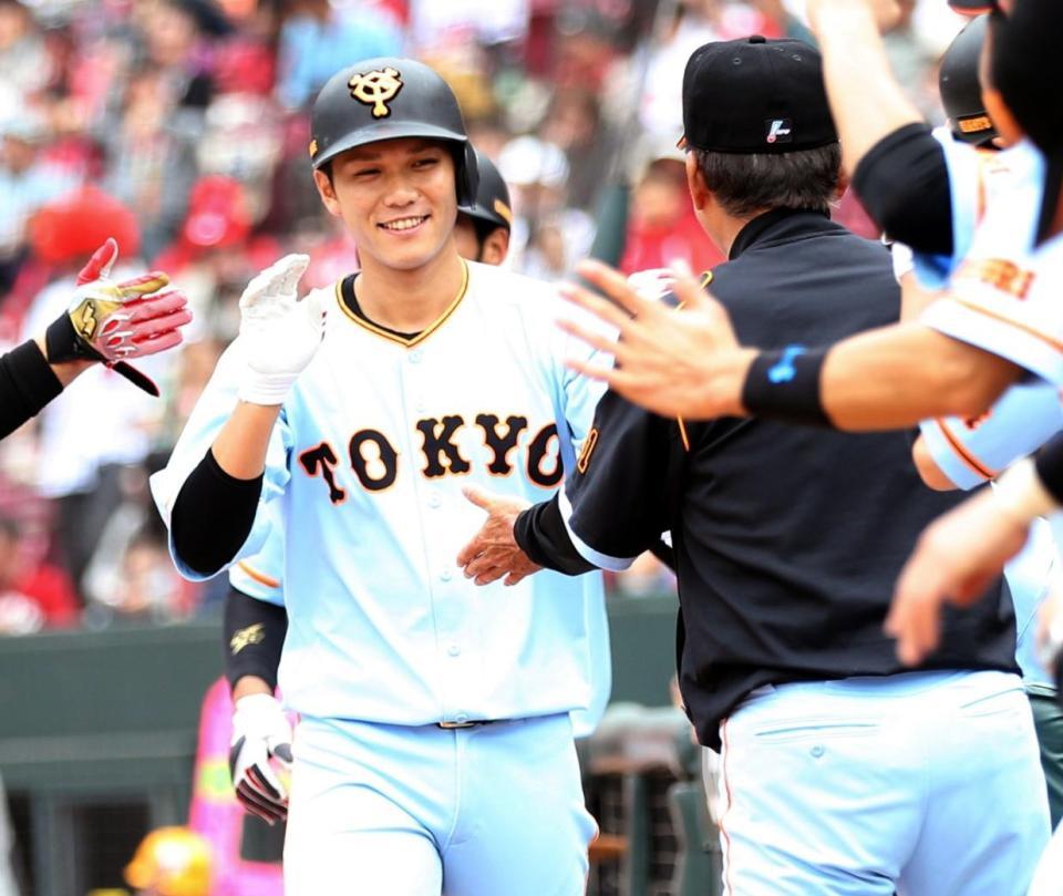 ４回、左越え１号２ランを放ち生還した坂本は、ベンチでナインに迎えられる