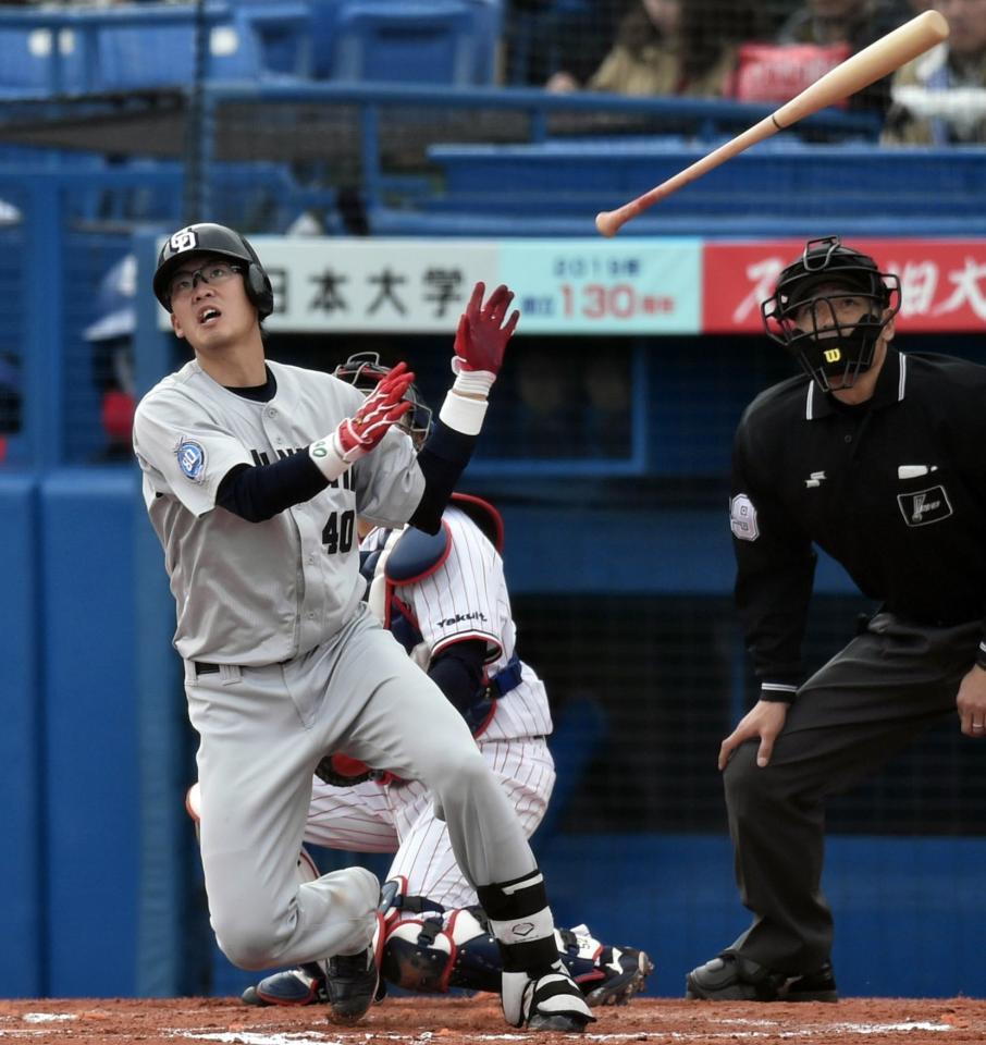 ７回、左越えに逆転２ランを放つ桂