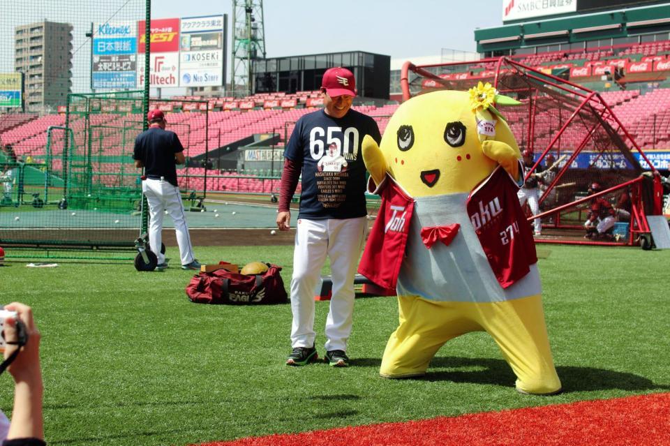 始球式を務めた千葉県船橋市の非公認キャラクターの「ふなっしー」