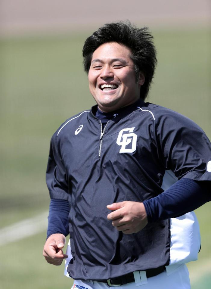 実戦復帰に向け、明るい表情で練習する平田