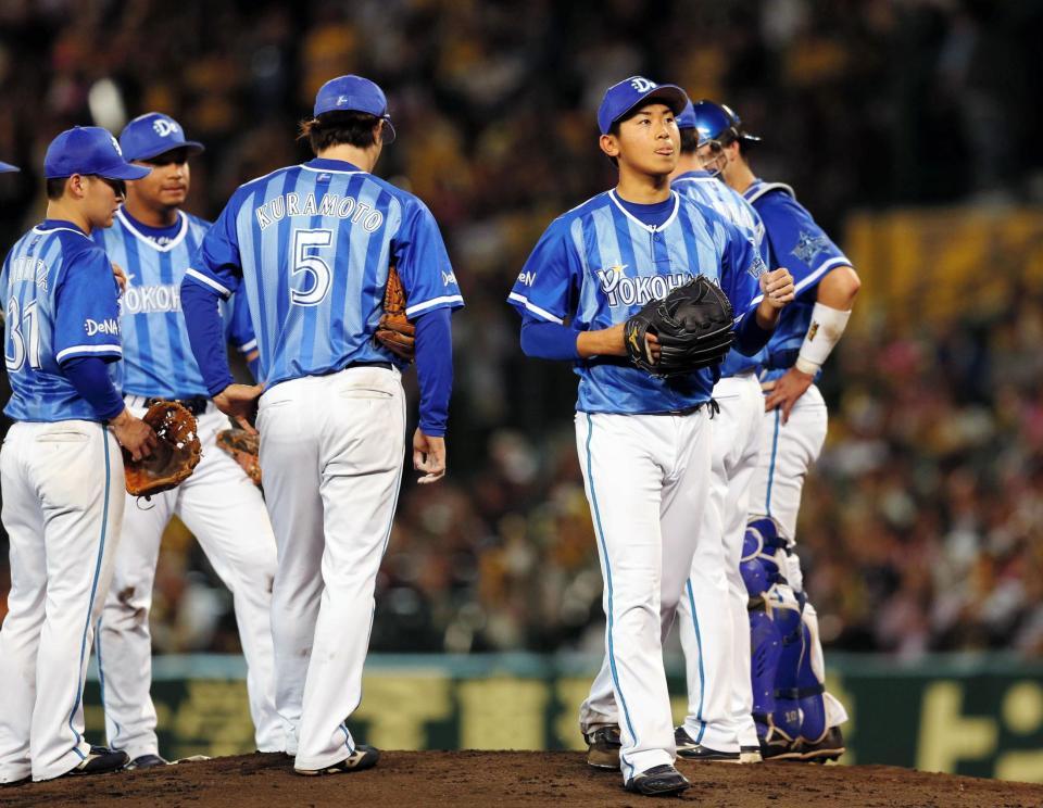 ６回、阪神打線に打ち込まれマウンドを降りる今永（右）（撮影・高部洋祐）