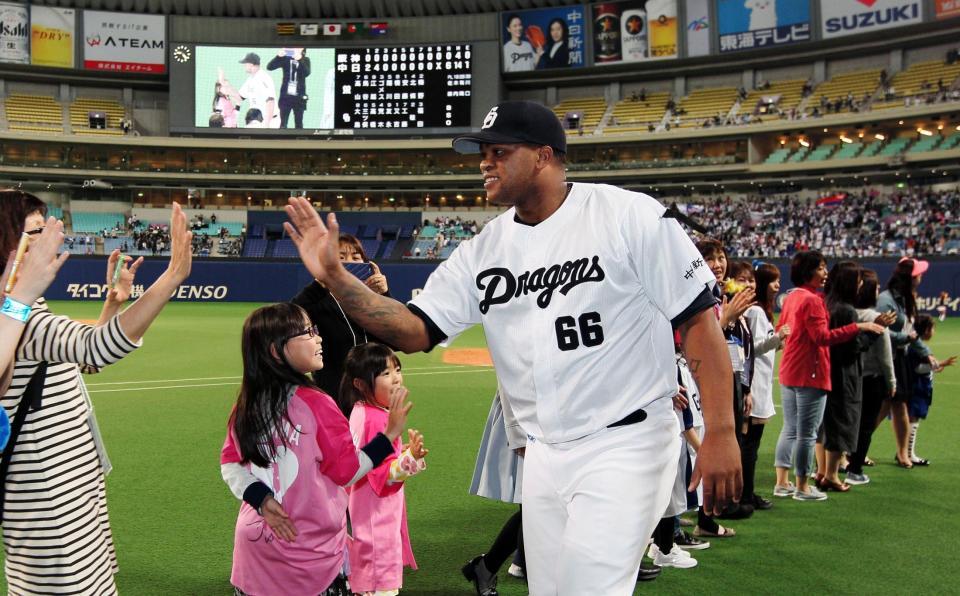 来日初勝利を飾り、ファンとハイタッチを交わす中日・ジョーダン＝名古屋ドーム（撮影・北村雅宏）