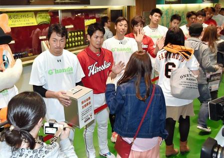 長野、小窪（左から２人目）ら両チーム選手が熊本地震支援の募金を行った（撮影・園田高夫）