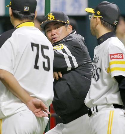 　地震の影響で楽天戦が中止となり、練習を見守るプロ野球ソフトバンクの工藤監督＝１６日、ヤフオクドーム